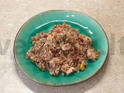 Kvapnus mėsa, troškinta su grikiais ir daržovėmis pagrindine nuotrauka