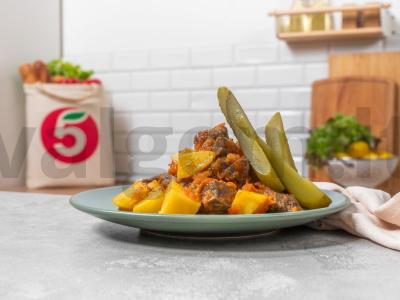 Jautiena su bulvėmis lėtojoje viryklėje pagrindine nuotrauka