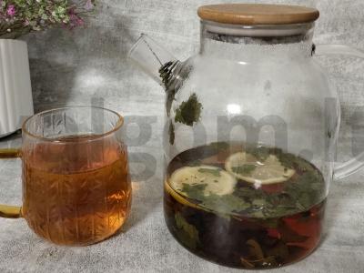 Arbata su serbentų lapais ir citrina pagrindine nuotrauka