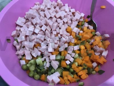 Olivje salotos su kalakutienos kumpiu Žingsnis 3