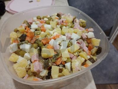 Olivje salotos su kalakutienos kumpiu pagrindine nuotrauka