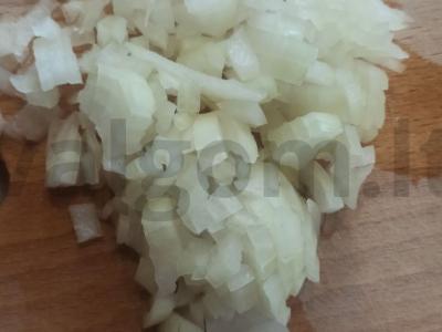 Salotos su žaliais žirneliais, dešra ir sūriu Žingsnis 1