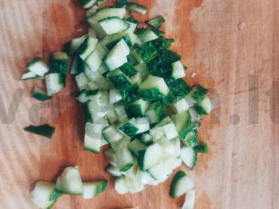 Salotos su žaliais žirneliais, dešra ir sūriu Žingsnis 3