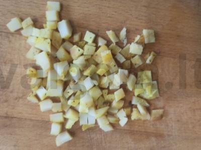 Salotos su žaliais žirneliais, dešra ir sūriu Žingsnis 6