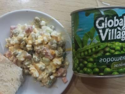 Salotos su žaliais žirneliais, dešra ir sūriu pagrindine nuotrauka