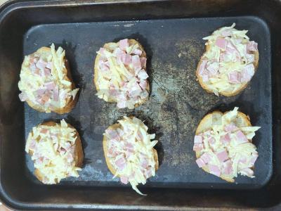 Sotūs karšti sumuštiniai su sūriu ir dešra Žingsnis 4