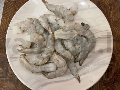 Salotos su krevetėmis ir geltonais pomidorais Žingsnis 1