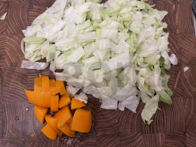 Salotos su krevetėmis ir geltonais pomidorais Žingsnis 3