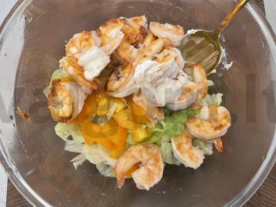 Salotos su krevetėmis ir geltonais pomidorais Žingsnis 4