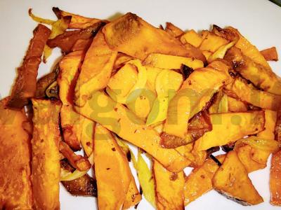 Saldus bulvės, keptos su svogūnais ir česnaku Žingsnis 4