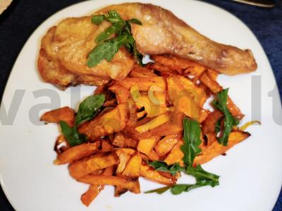 Saldus bulvės, keptos su svogūnais ir česnaku pagrindine nuotrauka