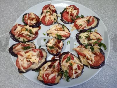 Kepti baklažanai su pomidorais ir sūriu pagrindine nuotrauka