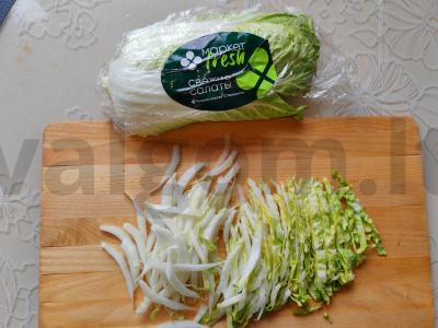 Daržovių, žolelių ir sūrio salotas Žingsnis 1