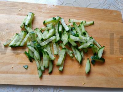 Daržovių, žolelių ir sūrio salotas Žingsnis 2