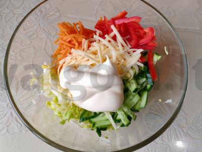 Daržovių, žolelių ir sūrio salotas Žingsnis 7