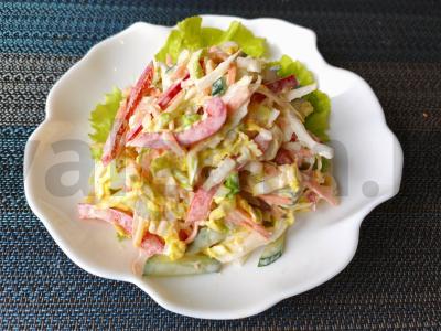 Daržovių, žolelių ir sūrio salotas pagrindine nuotrauka