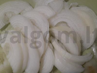 Svogūnų konfituūras su baltu vynu Žingsnis 1