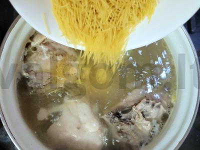 Lengvas vištienos sriuba su makaronais ir bulvėmis Žingsnis 3