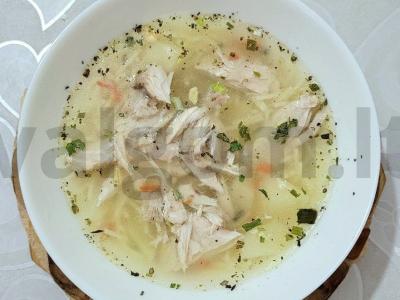 Lengvas vištienos sriuba su makaronais ir bulvėmis pagrindine nuotrauka