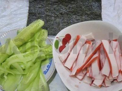 Namų ritinėliai su ikra ir krabų lazdelėmis Žingsnis 5