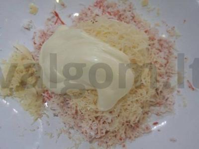 Namų ritinėliai su ikra ir krabų lazdelėmis Žingsnis 7