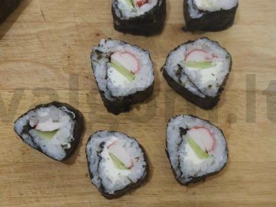 Namų ritinėliai su ikra ir krabų lazdelėmis Žingsnis 13