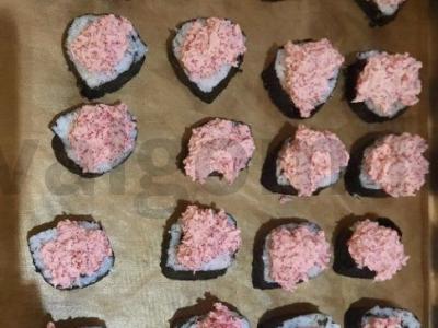 Namų ritinėliai su ikra ir krabų lazdelėmis Žingsnis 14