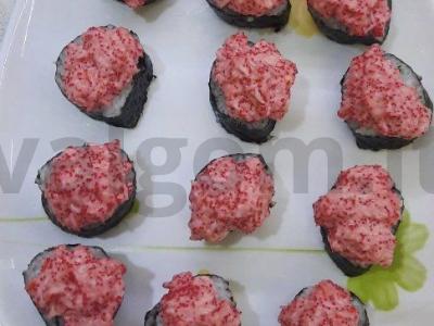 Namų ritinėliai su ikra ir krabų lazdelėmis pagrindine nuotrauka