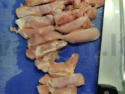 Vištienos šlaunelių filė su pomidorų padažu ir kopūstais Žingsnis 1