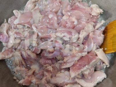 Vištienos šlaunelių filė su pomidorų padažu ir kopūstais Žingsnis 2