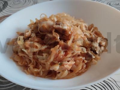 Vištienos šlaunelių filė su pomidorų padažu ir kopūstais pagrindine nuotrauka