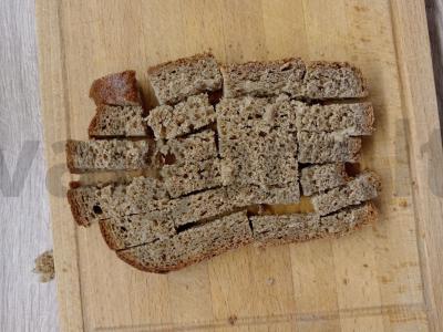 Česnakiniai skrudinti duonos gabaliukai rapsų aliejuje Žingsnis 1