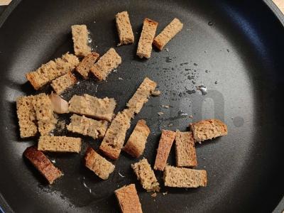 Česnakiniai skrudinti duonos gabaliukai rapsų aliejuje Žingsnis 3