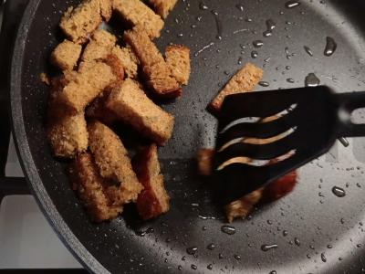 Česnakiniai skrudinti duonos gabaliukai rapsų aliejuje Žingsnis 4