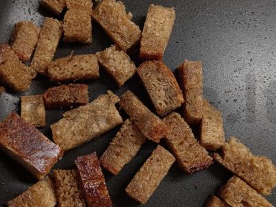 Česnakiniai skrudinti duonos gabaliukai rapsų aliejuje pagrindine nuotrauka