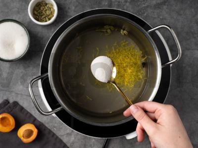 Abrikosai sirupe su kardamonu ir vanile Žingsnis 2