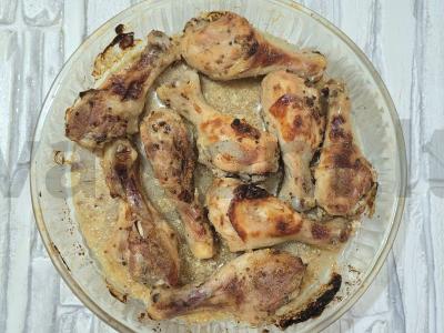 Kvapnūs vištienos blauzdos graikiškame jogurte su dižono garstyčiomis pagrindine nuotrauka