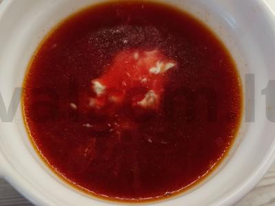 Borsčas su pomidorų sultimis pagrindine nuotrauka