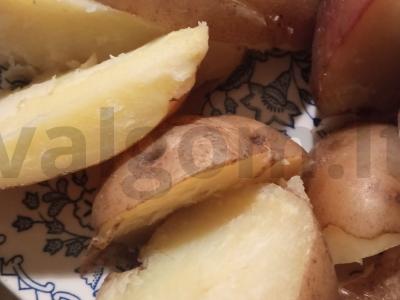 Mikrobangų krosnelėje kepta bulvė su silke Žingsnis 2