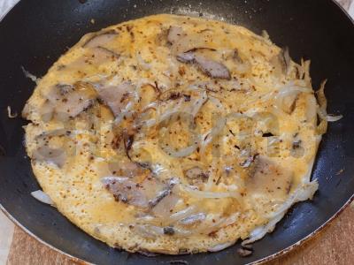 Omletas iš kiaušinių melange su kadagio šonine pagrindine nuotrauka