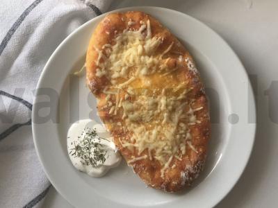 Varškės chačapuri su kiaušinio tryniu pagrindine nuotrauka