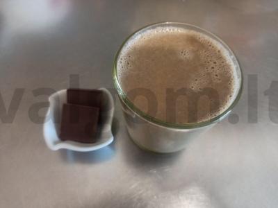 Kavos gėrimas su halva ir grietinėlėmis pagrindine nuotrauka