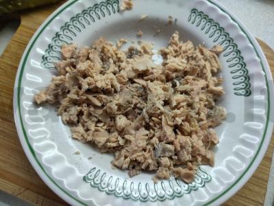 Salotos su marinuotais agurkais ir lašiša Žingsnis 1