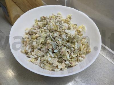 Salotos su marinuotais agurkais ir lašiša pagrindine nuotrauka