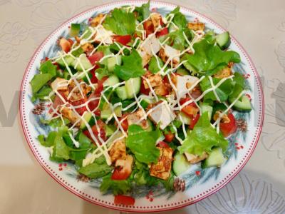 Salotas su daržovėmis, žolelėmis ir tofu pagrindine nuotrauka