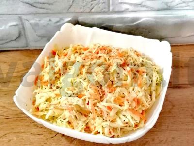 Kopūstų, morkų ir provanso žolelių salotas pagrindine nuotrauka