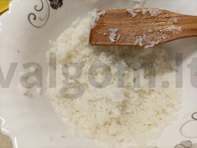 Ritinis su agurku ir krabų lazdelėmis Žingsnis 1