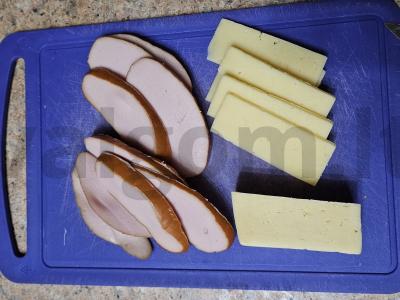 Švelnūs skrudinti duonos gabaliukai su sūriu Žingsnis 1