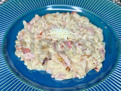 Orzo makaronai su kiaulienos šonine pagrindine nuotrauka