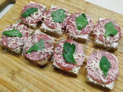 Rytiniai sumuštiniai su saliami ir petražolėmis pagrindine nuotrauka